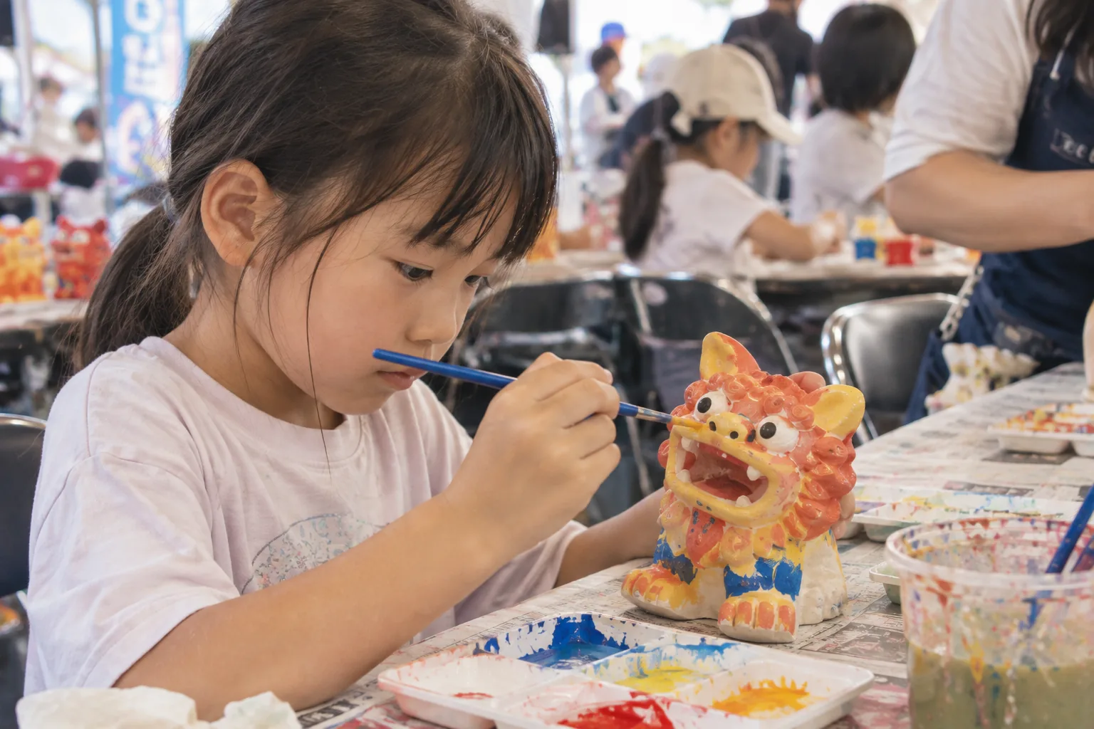 シーサー絵付け体験の様子